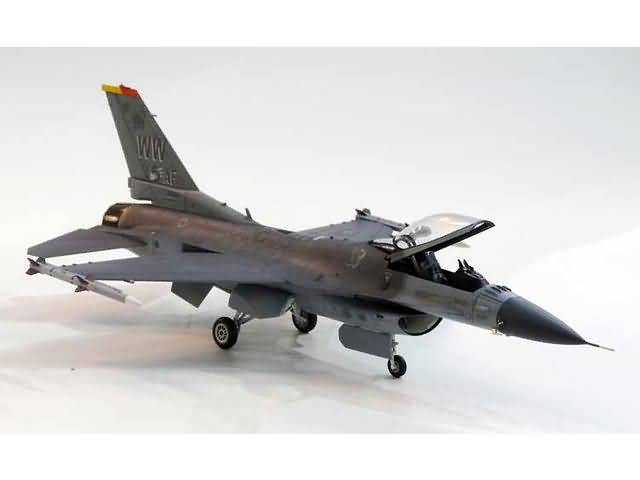 l_tamiya-60786-us-f-16cj-fighting-falcon